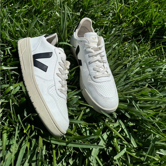 VEJA V-10 Sneakers as seen on Meghan Markle fits women 11.5  men size 10 unisex - Picture 6 of 16